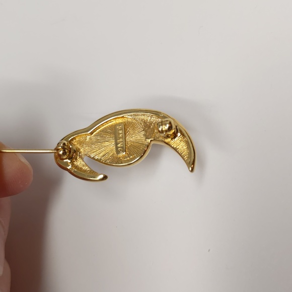 Monet Gold Tone Toucan Brooch Pin Signed Faux Pearl Rhinestones - Picture 4 of 9